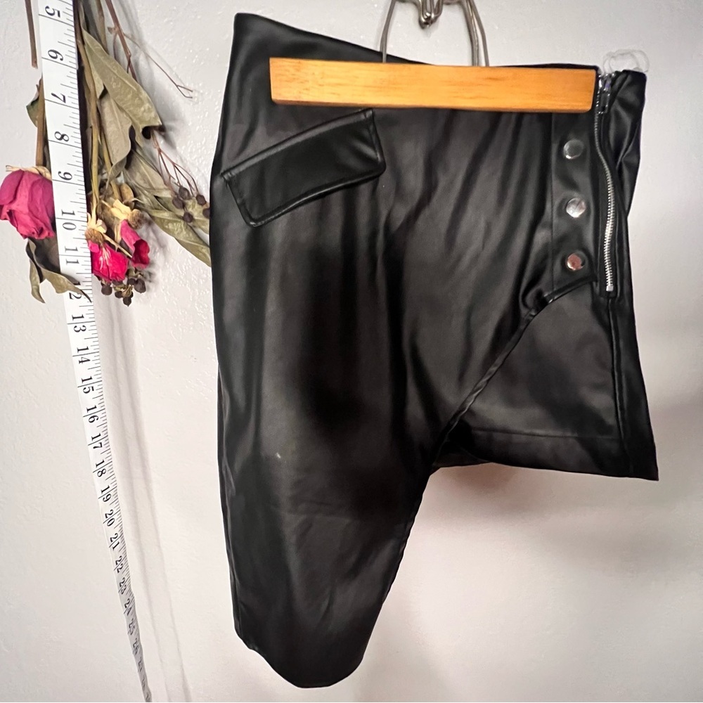 Privy | PU leather skort w/metal hardware, sz large. Mini length